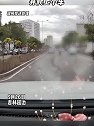 吉林延边：女子带孩子马路拦车，并爬上小车