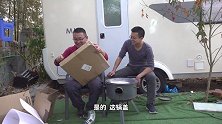 嫌房价高小哥房车深山安家，网上买来柴火灶铁锅先用猪皮擦