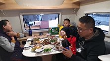 年三十 祖孙三代8平房车里的团年饭 看看都有什么菜