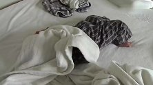 6个月宝宝喜欢蒙头睡觉，当妈妈给他掀开被窝时他的反应太萌了