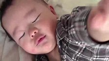 6个月宝宝喜欢蒙头睡觉，当妈妈给他掀开被窝时他的反应太萌了