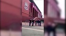 请勿模仿！曼城球迷让利物浦球迷摆好pose 拔腿就跑还带嘲讽
