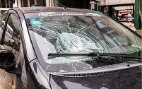 挡风玻璃被砸碎，保险公司拒赔？交警：就因为你说了一个“是”字