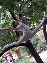 公园里的一字马表演，姑娘棒棒哒！
