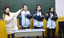 校园剧：老师检查同学们的作业，她们各种理由来搪塞老师，太逗了