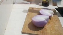 圆葱炒双椒，脆脆甜甜中的微辣恰到好处，搭配中式三明治，完美！