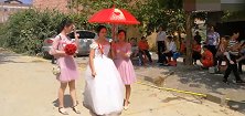 湖南一漂亮姑娘嫁人，只有一辆婚车，就接走了