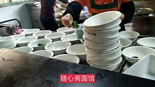 长沙老字号粉面随心斋，桌子上碗打垛，你就知道生意好不好了