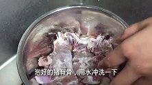 土豆脊骨汤煮到骨和肉分离，这质感太棒了！吃肉喝汤吸骨髓完美！