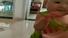 弟弟看见姐姐乐的屁颠屁颠的，姐姐一回来，当妈妈的就靠边儿站了