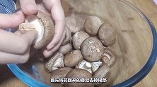 香菇用水洗等于吃泥土，教你一招，泥土虫卵全跑光，干净又健康
