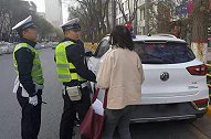 交警查车喜欢“摸车尾”？老司机：幸亏自己知道的早