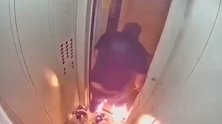 男子“手贱”点燃手中酒精 晕倒在电梯内大面积被烧伤