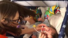 妈妈给严重鼻塞的宝宝疏通鼻子，感觉这样弄宝宝有点遭罪啊！