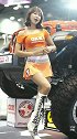 性感车模小姐姐，这轮胎好大啊，会不会爆啊