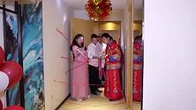【河南】伴娘设卡困住新郎 伴郎神助攻假摔帮新郎解围