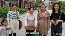 漫山遍野的金银花都开了，4妯娌赶紧去摘，一会功夫就收获不少