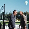 哈维抵达荷兰国家队基地与克鲁伊夫雕像合影
