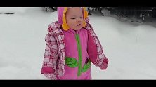 小宝宝在雪地里不停嘟囔，接下来瞬间脸朝下摔倒，一抬头太逗了