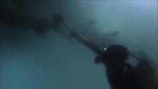 日本潜水员在水下准备打捞沉船，却不料遇到中国蛙人，水中相遇血见江底