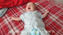 小娃娃在床上哭闹：妈妈你咋还不抱我，人家都快急死了呀！