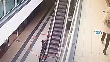 俄罗斯：4岁男童抓住商场自动扶梯扶手上升后摔下受伤