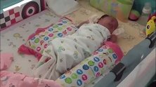 宝宝翻来覆去睡不安稳学学这宝妈，改变枕头位置宝宝睡得香