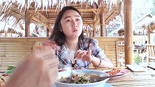 泰国大姐吃凉拌虾、木瓜丝和烤肉串，这吃饭的环境真不错