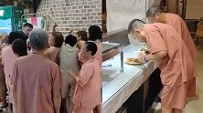 南京大爷大妈在洗浴中心疯狂抢饭 餐盘瞬间抢空现场混乱