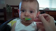 小宝宝第一次吃青豆泥，全程不停的作呕想吐，赶紧挥动小手求放过