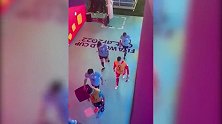 因净胜球少无缘出线！卡瓦尼在离场时一拳击倒VAR设备