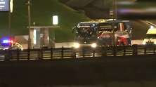 法国队乘大巴驶离卢日尼基 夜色中警车为冠军之师开路！