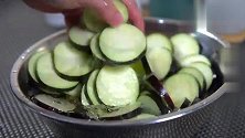 茄子不要再红烧了，教你做椒盐茄子，外酥里嫩，一口一个真香