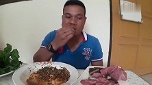 泰国大叔吃生牛肉和牛肚，估计肚子里满是寄生虫