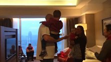 善良的外国夫妇，带着4个孩子来中国再收养多2个，大爱啊！