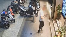 中国台湾：男子持仿制冲锋枪进火锅店寻仇 一人中弹