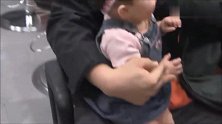 小宝宝来扎耳洞，一脸喜滋滋的，这娃这么可爱怎么能下得了手呢