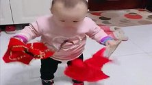 小萌娃要跟姥姥学跳舞，一扭一扭的真神似