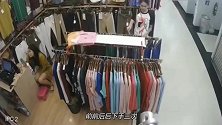只顾化妆的老板娘，衣服被偷了都不知道，若不是监控，谁信