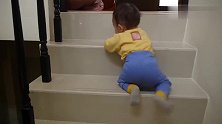 10个月大的宝宝小心翼翼的下楼梯，这小家伙太聪明了！