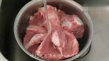 今天教大家怎么熬制大骨汤，看上去好有食欲，怎么做的这么好吃