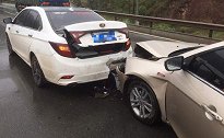 比亚迪高速被吉利帝豪追尾，吉利车主无奈：无法相信自己的眼睛！