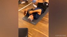 爱不释手！阿奎罗术后恢复不忘与狗子亲密互动
