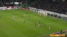 第54分钟伊斯坦布尔球员维斯卡射门 - 打偏
