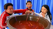 学霸为了防止蹭吃，自制一道爆辣海鲜汤，学渣喝完嘴肿了