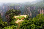 世界最美的空中花园，因天门洞而得名，拥有天下第一公路奇观