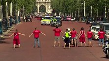 大写的尴尬！英国新首相接受女王任命途中 被人手拉手堵路