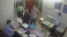 重庆：三男子到派出所调解纠纷，结果“职业病犯了”