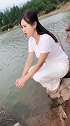 姑娘唱了一首《迟来的爱》，人美歌甜呢，好听