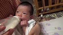 出生第17天的婴儿太严肃，连喝奶都如此一本正经，太萌了